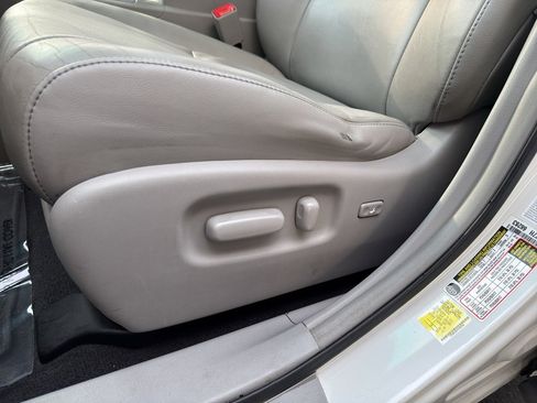 Used 2012 Toyota Highlander SE w/ Tow Pkg image 17