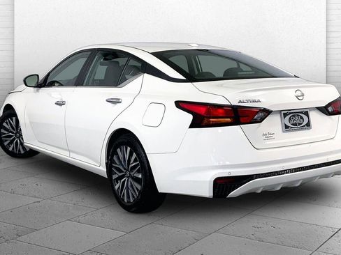 Used 2025 Nissan Altima 2.5 SV FWD image 11