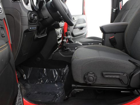Used 2025 Jeep Wrangler Unlimited Sahara w/ Safety Group AWD/4WD image 15