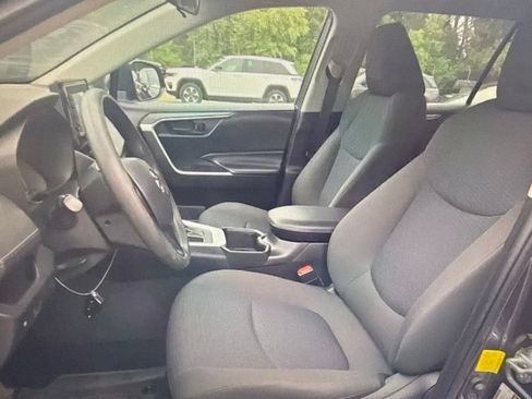 Used 2022 Toyota RAV4 LE AWD/4WD image 7