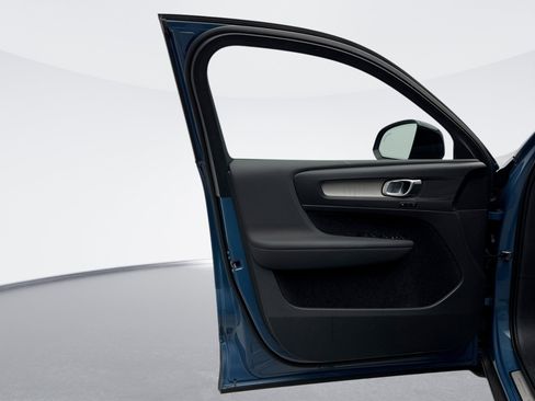 Used 2023 Volvo XC40 B5 Plus w/ Protection Package Premier image 9