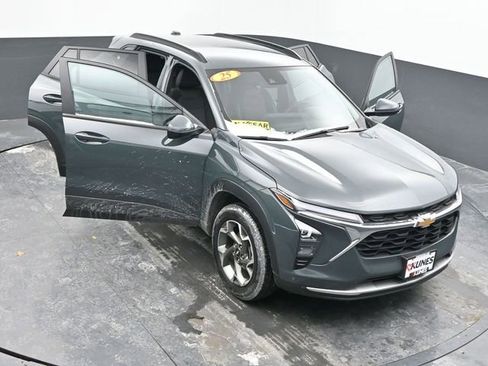 Used 2025 Chevrolet Trax LT image 58