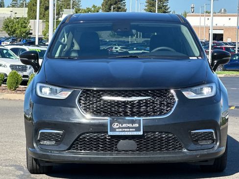 Used 2024 Chrysler Pacifica Touring-L FWD image 10