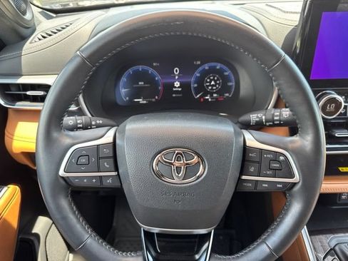 Used 2023 Toyota Highlander Platinum FWD image 19