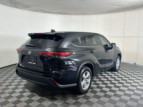 Used 2021 Toyota Highlander L FWD image 3