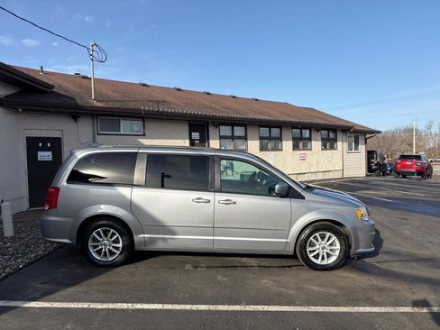 Used 2014 Dodge Grand Caravan SXT image 2