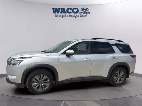 Used 2024 Nissan Pathfinder SV w/ SV Premium Package image 5