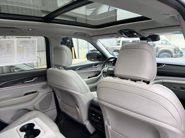 Certified 2023 Jeep Grand Cherokee Overland AWD/4WD image 42
