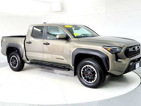 Certified 2024 Toyota Tacoma TRD Off-Road AWD/4WD image 7