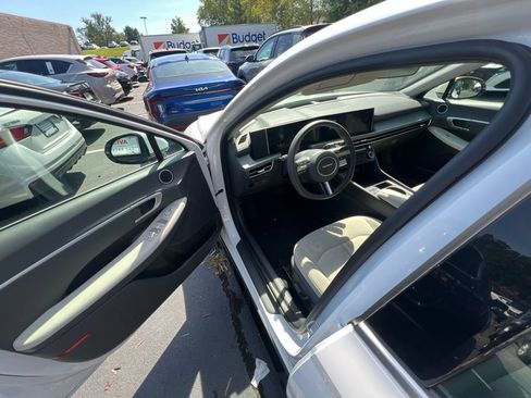 Used 2025 Hyundai Sonata SEL FWD image 2