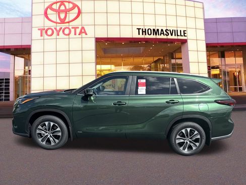 New 2025 Toyota Highlander XLE image 8