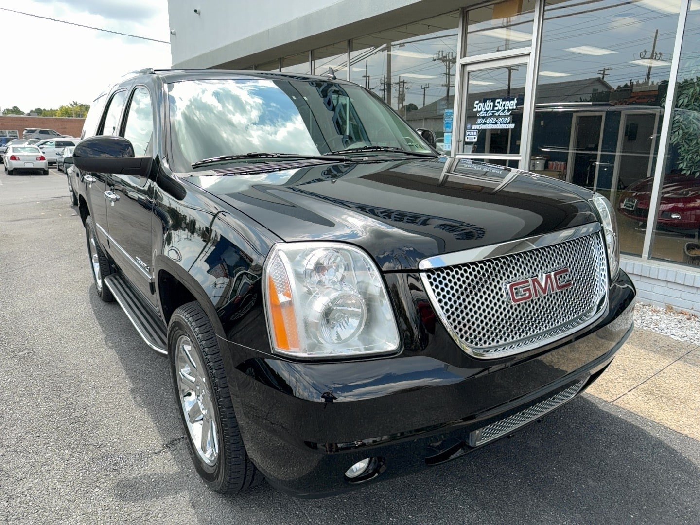 Used 2013 GMC Yukon Denali AWD/4WD image 2
