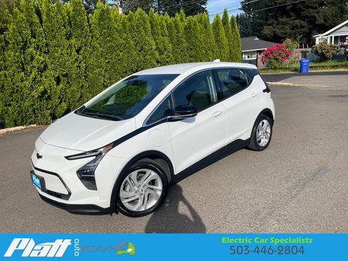 Used 2023 Chevrolet Bolt LT FWD image 3
