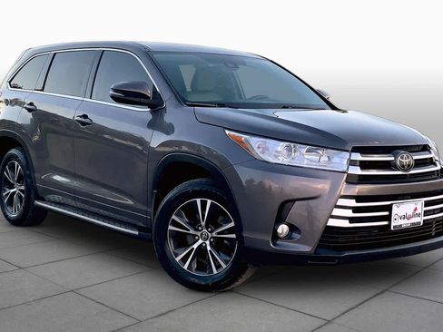 Used 2018 Toyota Highlander Plus FWD image 3