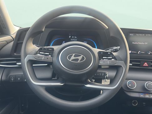 Certified 2026 Hyundai Elantra SE FWD image 12