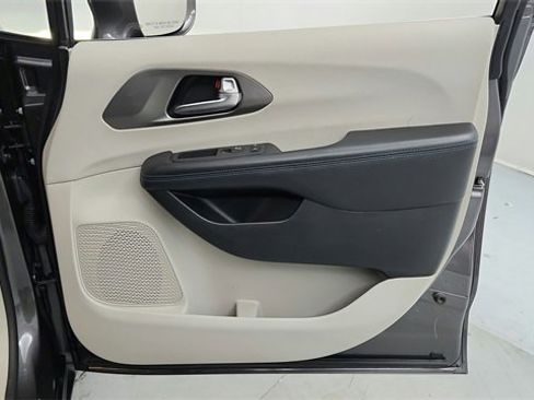 Used 2021 Chrysler Pacifica Touring-L w/ Uconnect Theater Family Group image 21