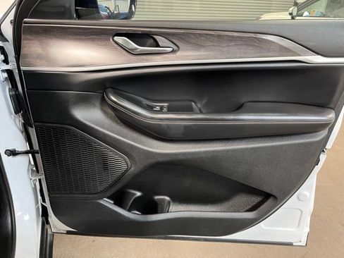 Used 2024 Jeep Grand Cherokee Limited image 11