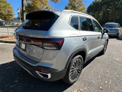 Certified 2025 Volkswagen Taos SE image 7