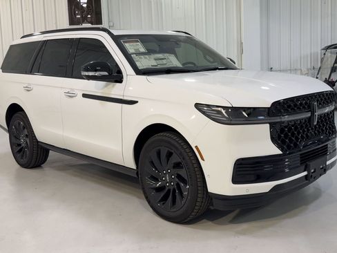 New 2025 Lincoln Navigator Reserve w/ Jet Appearance Package image 3