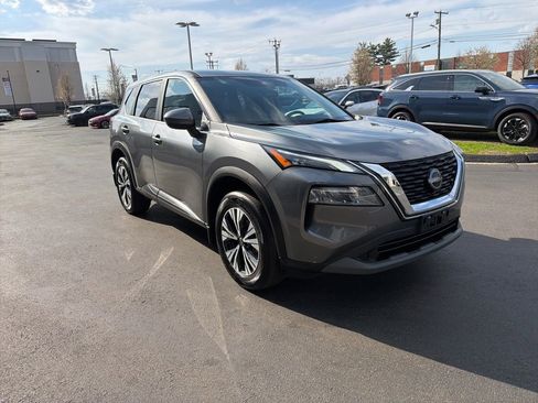 Used 2023 Nissan Rogue SV image 4