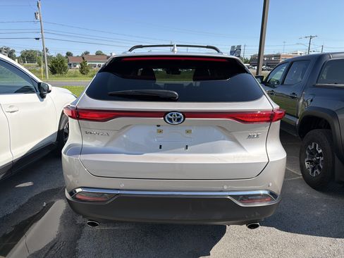 Used 2023 Toyota Venza XLE AWD/4WD image 6