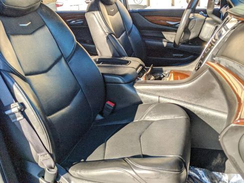 Used 2017 Cadillac Escalade ESV Luxury AWD/4WD image 19