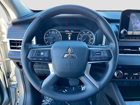 Used 2024 Mitsubishi Outlander ES image 11