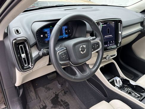 Used 2023 Volvo XC40 B4 Ultimate w/ Protection Package Premier FWD image 4