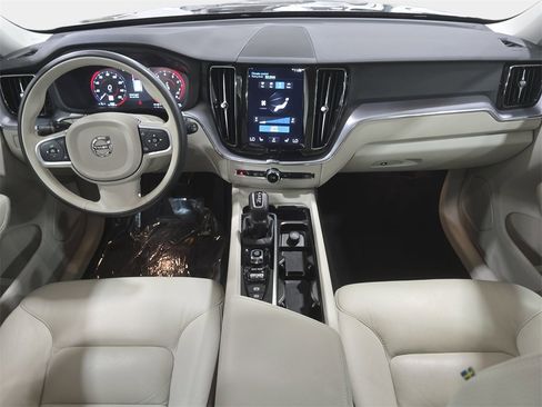 Used 2020 Volvo XC60 T5 Momentum image 10