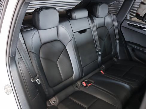 Certified 2025 Porsche Macan AWD/4WD image 6
