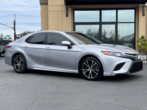 Used 2018 Toyota Camry SE image 1