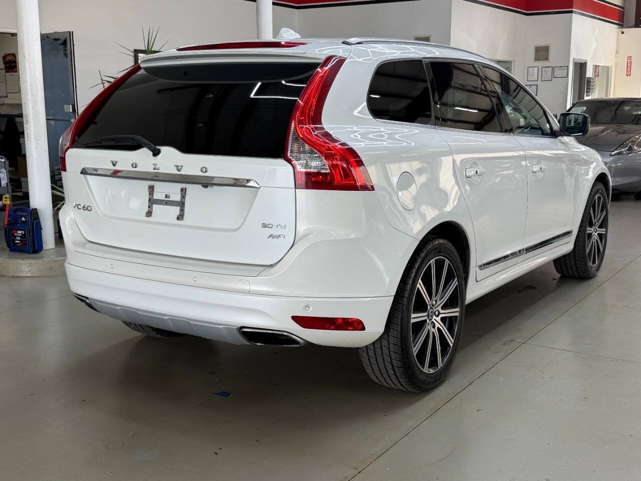 Used 2016 Volvo XC60 T6 AWD/4WD image 2