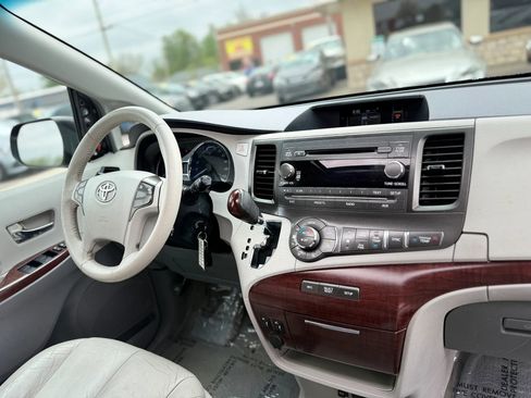 Used 2012 Toyota Sienna XLE image 43