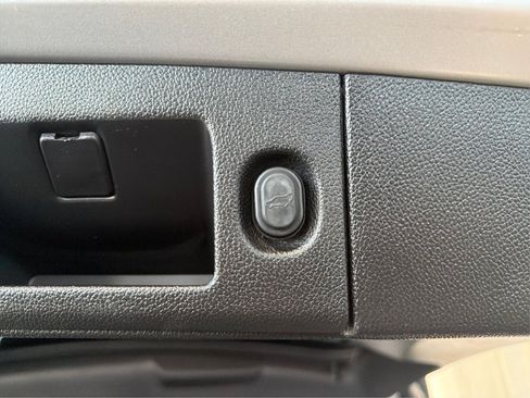Used 2018 Chevrolet Suburban Premier AWD/4WD image 14