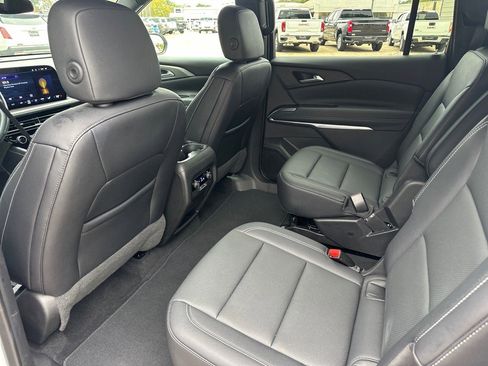 Used 2025 Chevrolet Traverse LT image 10