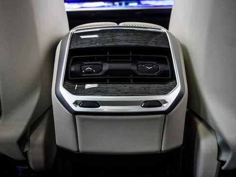 Used 2023 BMW 760i xDrive w/ Executive Package image 13