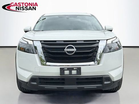 Used 2023 Nissan Pathfinder SV AWD/4WD image 3