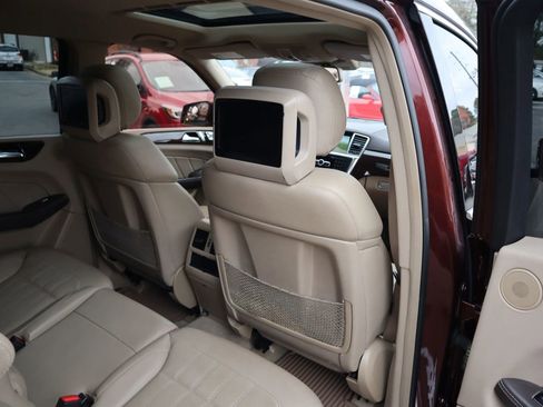 Used 2015 Mercedes-Benz GL 320 BlueTEC 4MATIC w/ Premium I Package image 25