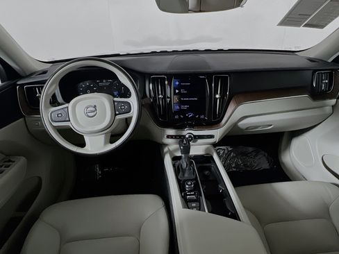 Used 2021 Volvo XC60 T5 Momentum image 30