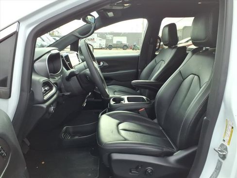 Used 2025 Chrysler Pacifica Select image 4