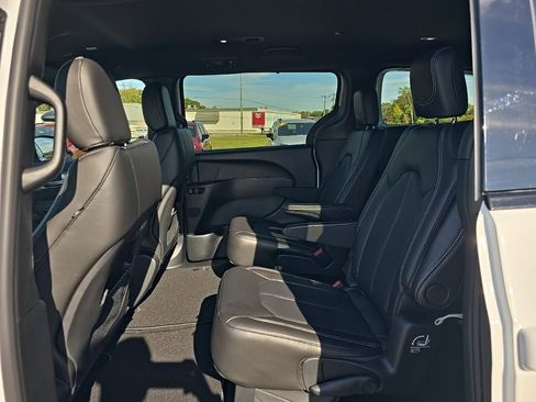 New 2026 Chrysler Pacifica Select w/ S Appearance Package image 18