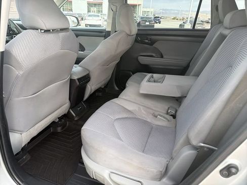Used 2021 Toyota Highlander LE FWD image 29