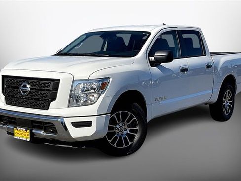Used 2022 Nissan Titan SV image 2