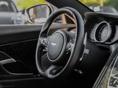Used 2020 Aston Martin DB11 Coupe image 11