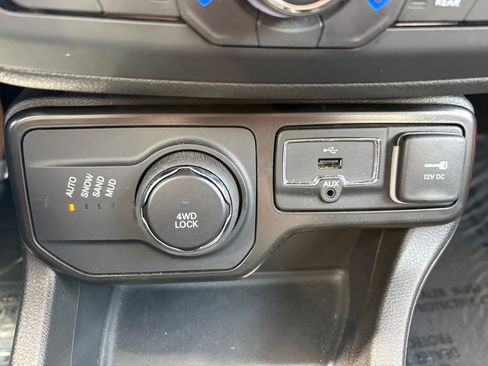 Used 2023 Jeep Renegade Latitude AWD/4WD image 29