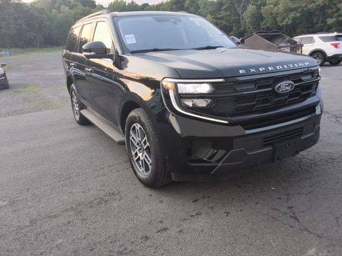 Used 2025 Ford Expedition Active RWD image 2