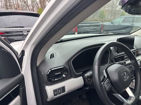 Used 2024 Honda Pilot Touring image 14