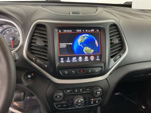 Used 2017 Jeep Cherokee Overland w/ Technology Group image 18