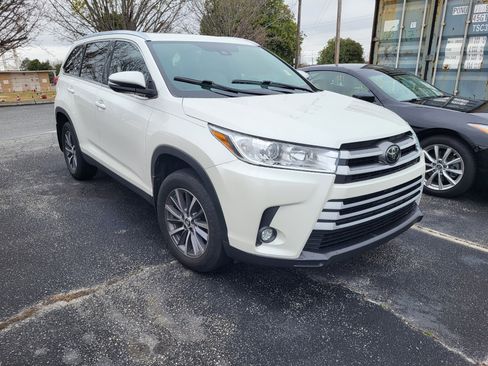 Used 2019 Toyota Highlander XLE image 3