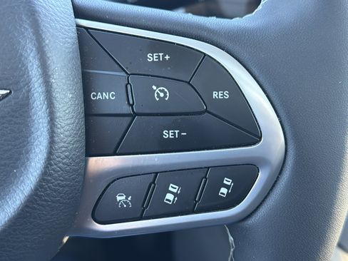 Used 2024 Chrysler Pacifica Limited image 19